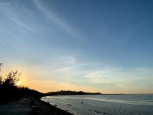 Toàn cảnh Biển Thuận An ở Huế với bãi cát và biển xanh