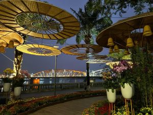 Cầu gỗ lim bên sông Hương về đêm tại Huế