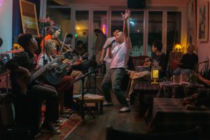 Không khí nhộn nhịp tại một quán pub ở trung tâm Huế vào buổi tối