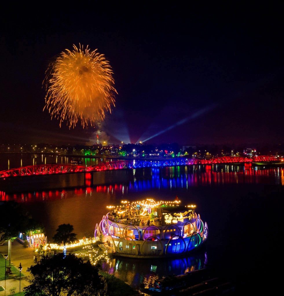 Sông Hương và thành phố Huế về đêm