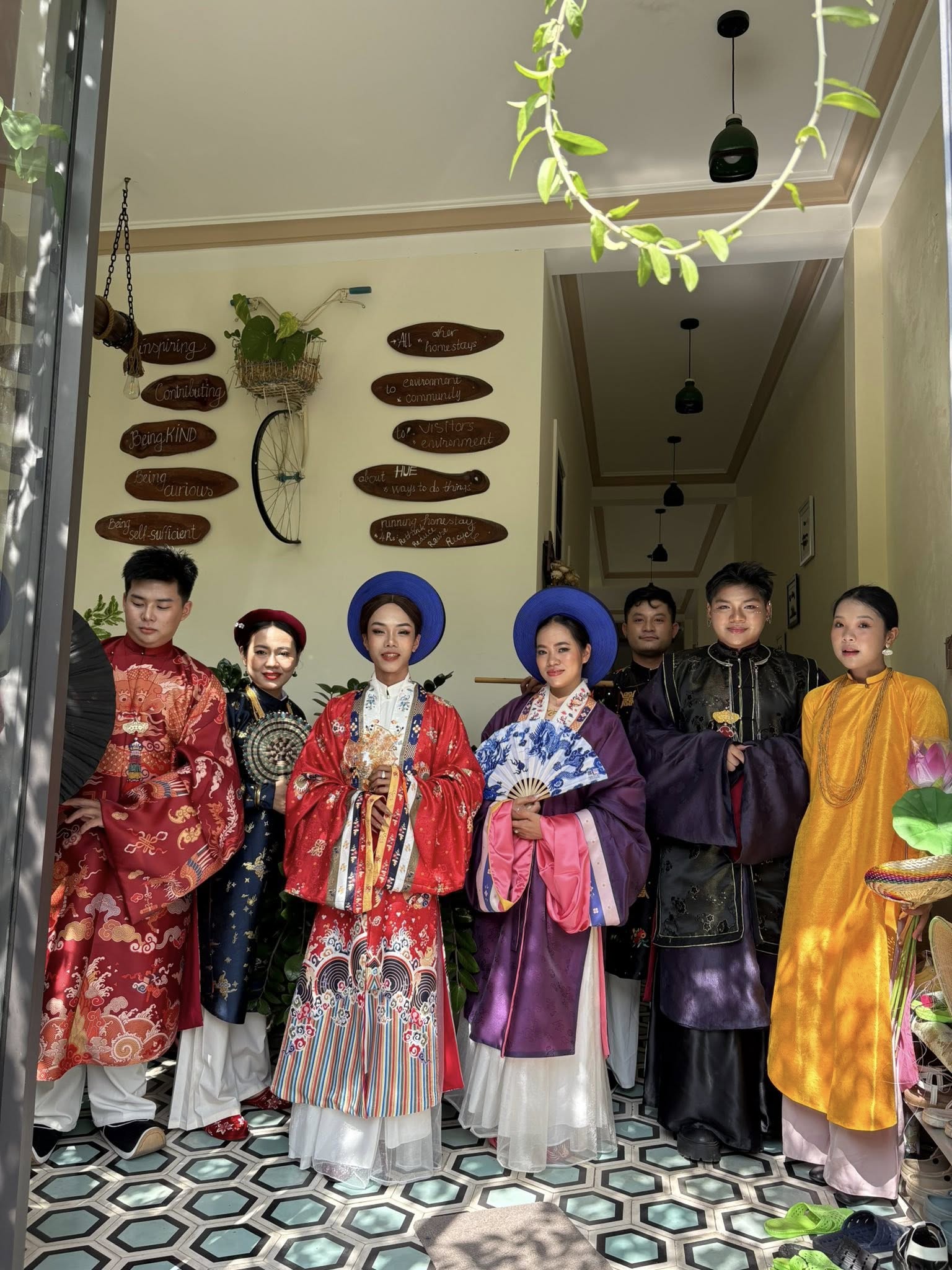 Du khách mặc trang phục truyền thống Huế tham gia trải nghiệm văn hóa tại Huế Eco Homestay.
