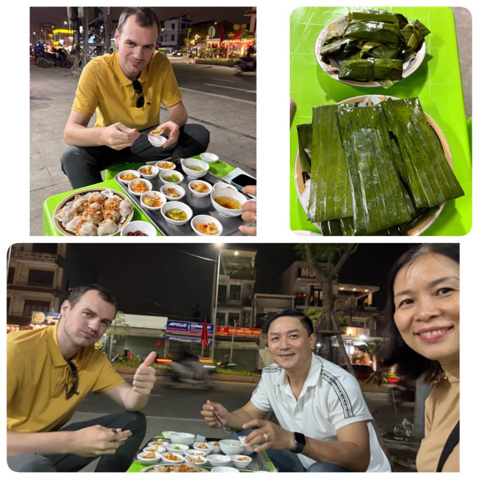Chủ nhà Huế Eco Homestay cùng du khách nước ngoài trải nghiệm ẩm thực đường phố Huế vào buổi tối.