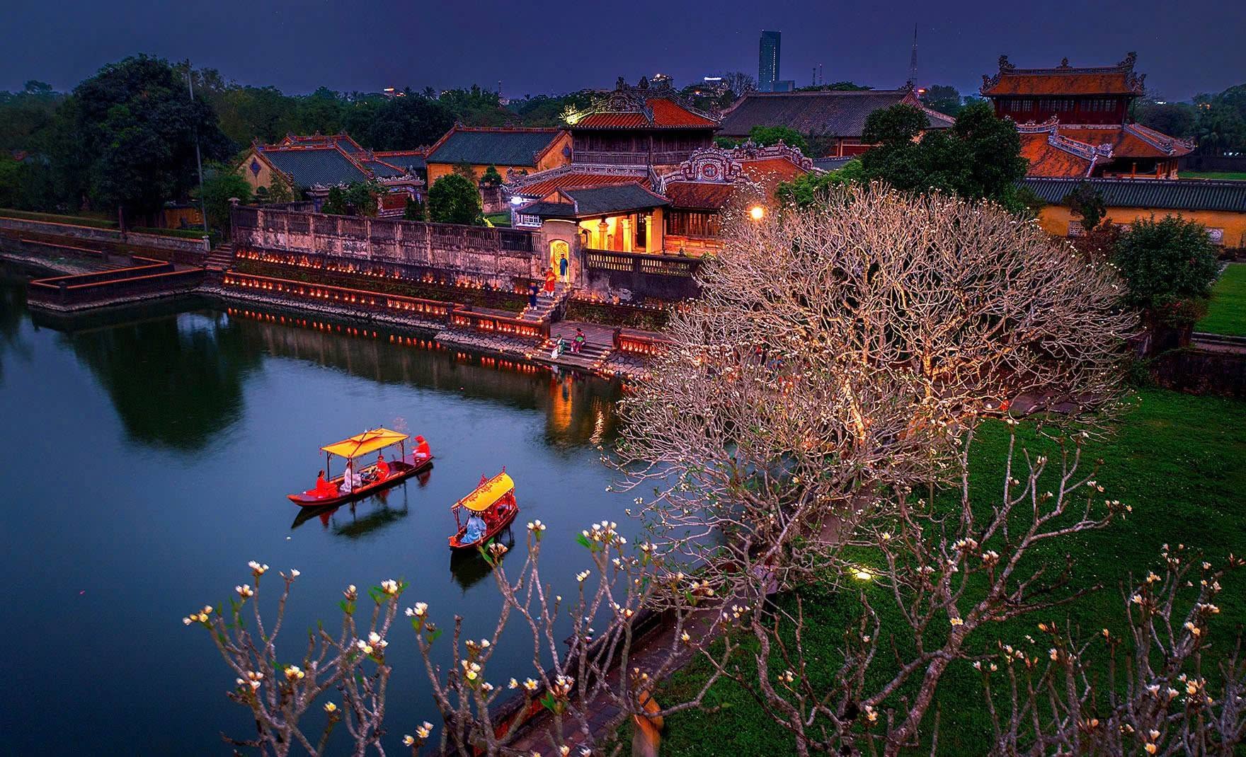 Khung cảnh lung linh huyền ảo của cung điện bên hồ nước Đại Nội Huế vào buổi tối